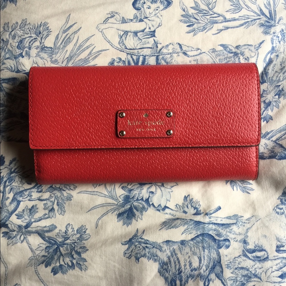 7.5 x4.5 spacious red❤️leather wallet.